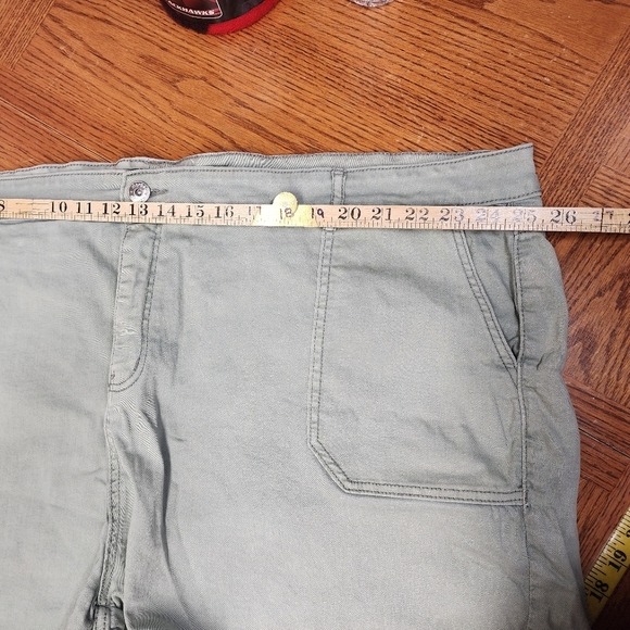 Morgan & Walker Olive Green Denim Shorts Plus Size 28 - Picture 3 of 7